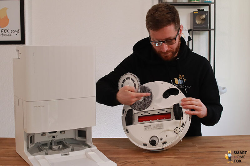 Die Wischmopps werden am Roborock Q Revo MaxV befestigt